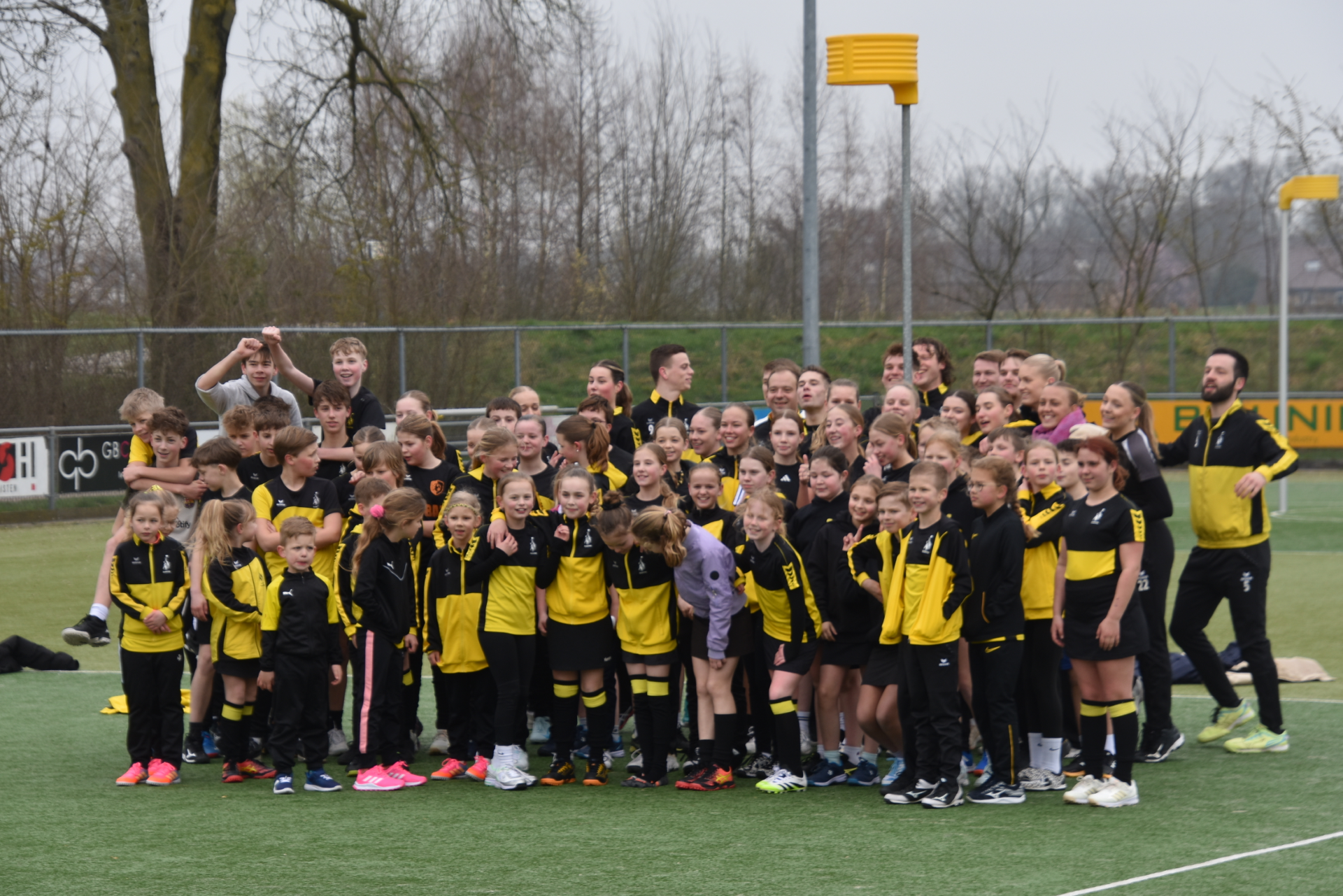 Foto's  openingsdag veld staan op de site